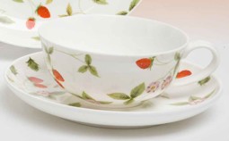 Zeige Details für Teetasse mit Untertasse Mirella Erdbeeren Bild von Teetasse mit Untertasse Mirella Erdbeeren