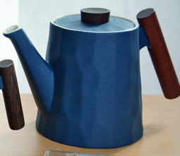 Zeige Details für Teekanne Blu Wabenmuster Porzellan mit Holzgriff  Bild von Teekanne Blu Wabenmuster Porzellan mit Holzgriff