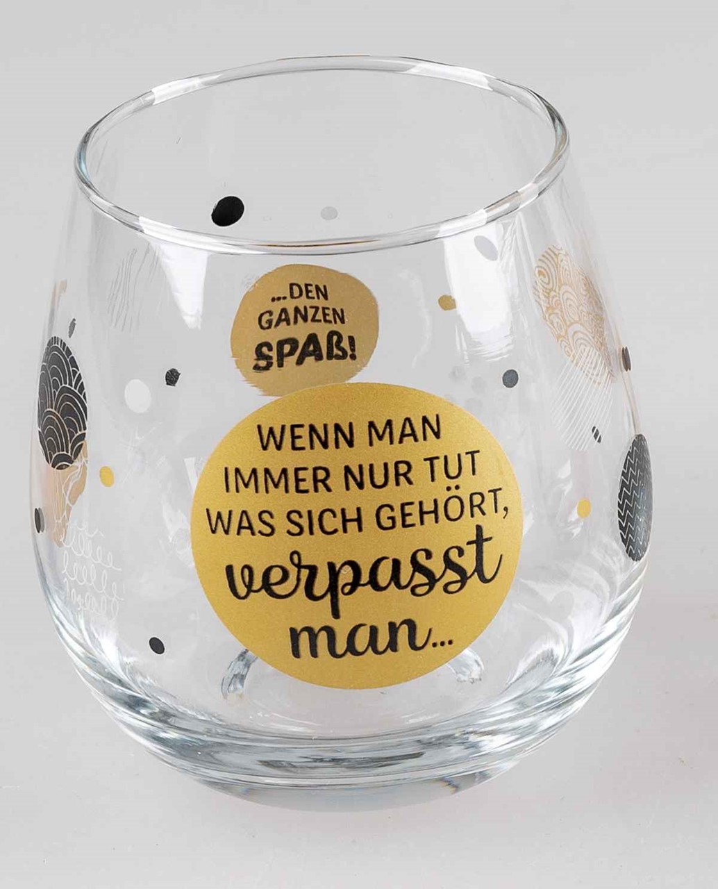 Bild von Glas mit Spruch Wenn man immer nur tut was sich gehört verpasst man den ganzen Spaß