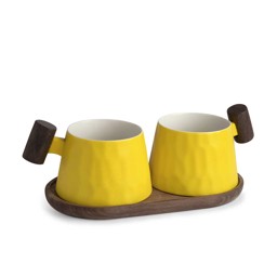 Bild von Amalfi gelb 2er Set Tassen mit Holzgriff auf Holztablett