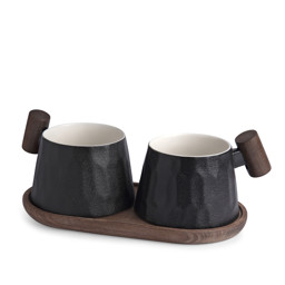 Bild von Negrette schwarz 2er Set Tassen mit Holzgriff auf Holztablett